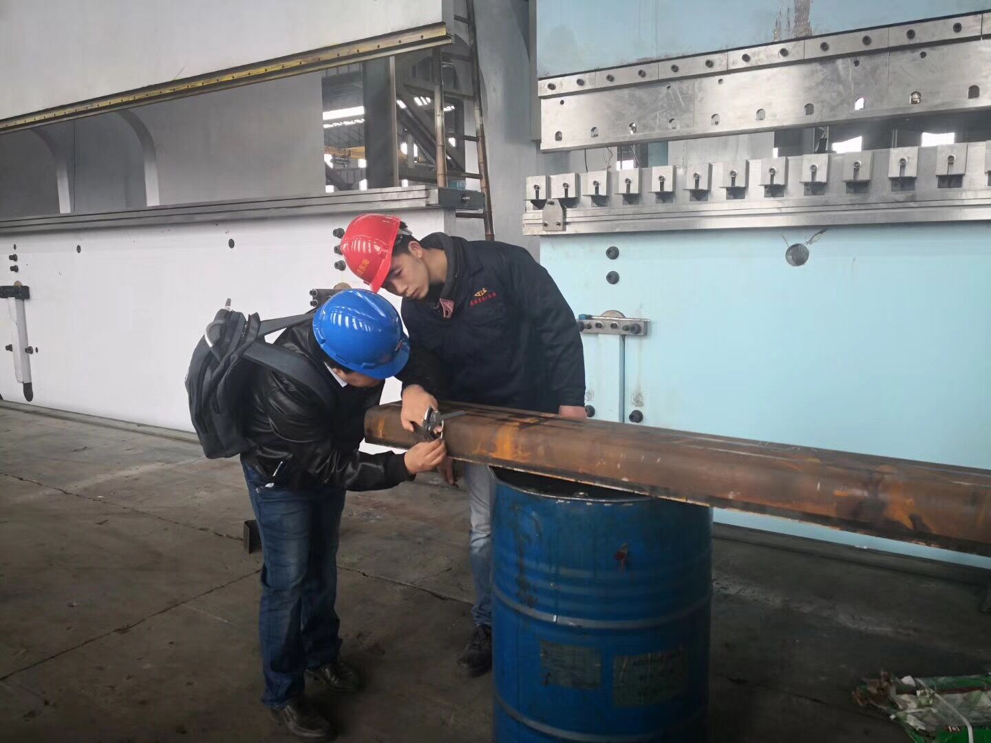 東海數(shù)控折彎機(jī)試機(jī)